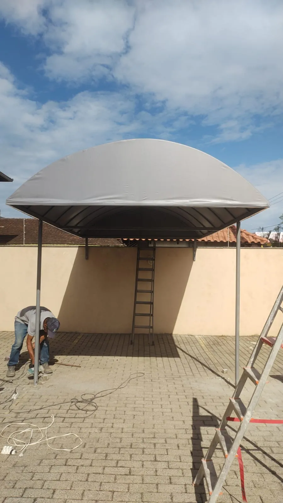 Cobertura em formato de tenda, obra da Tecno Toldos e Lonas