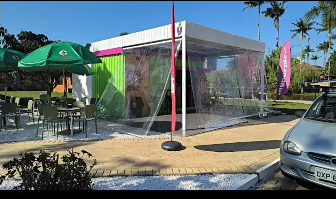 Fechamento em lona cristal, obra da Tecno Toldos e Lonas