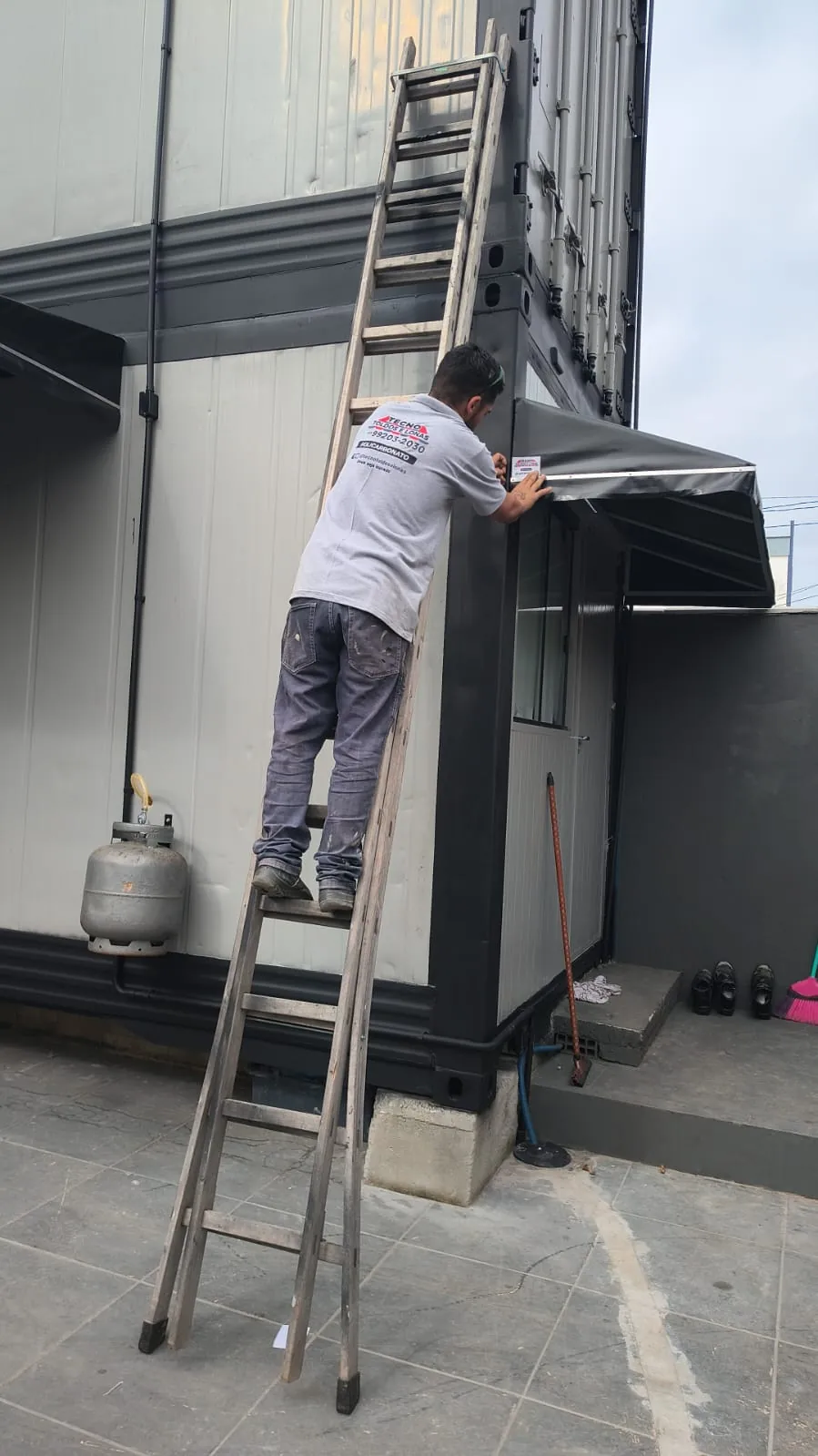 Instalação de toldo na fachada, obra da Tecno Toldos e Lonas