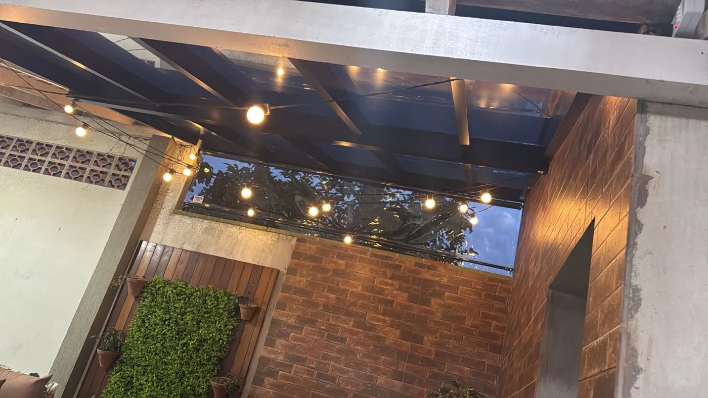 Cobertura em área gourmet, obra da Tecno Toldos e Lonas