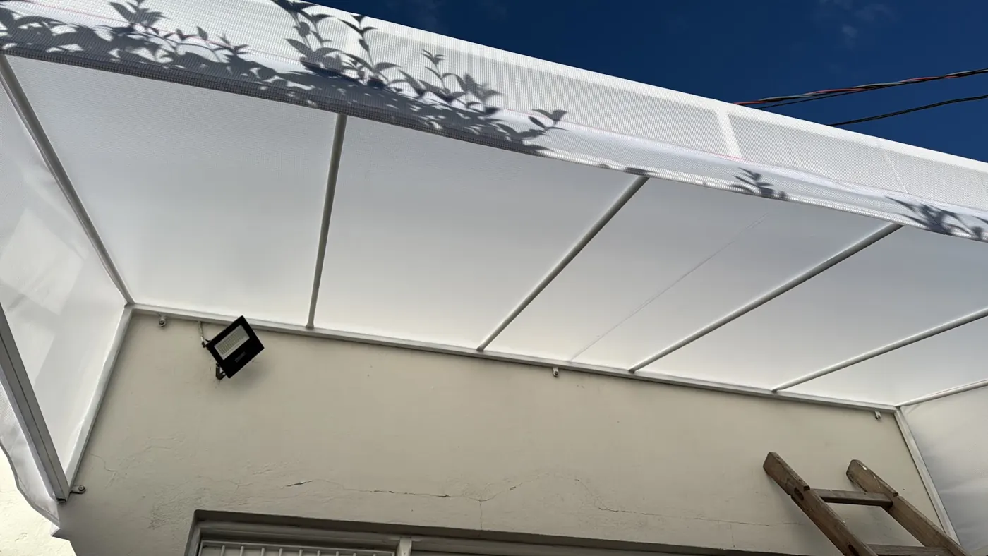 Cobertura em lona branca, obra da Tecno Toldos e Lonas