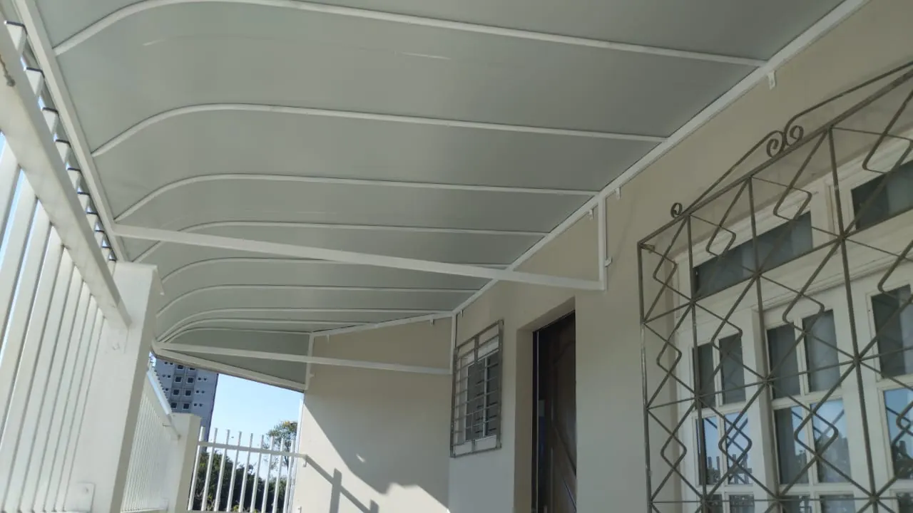 Cobertura em lona em varanda, obra da Tecno Toldos e Lonas