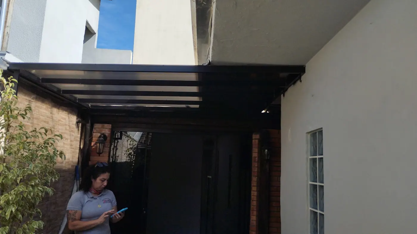 Cobertura na entrada da casa, obra da Tecno Toldos e Lonas