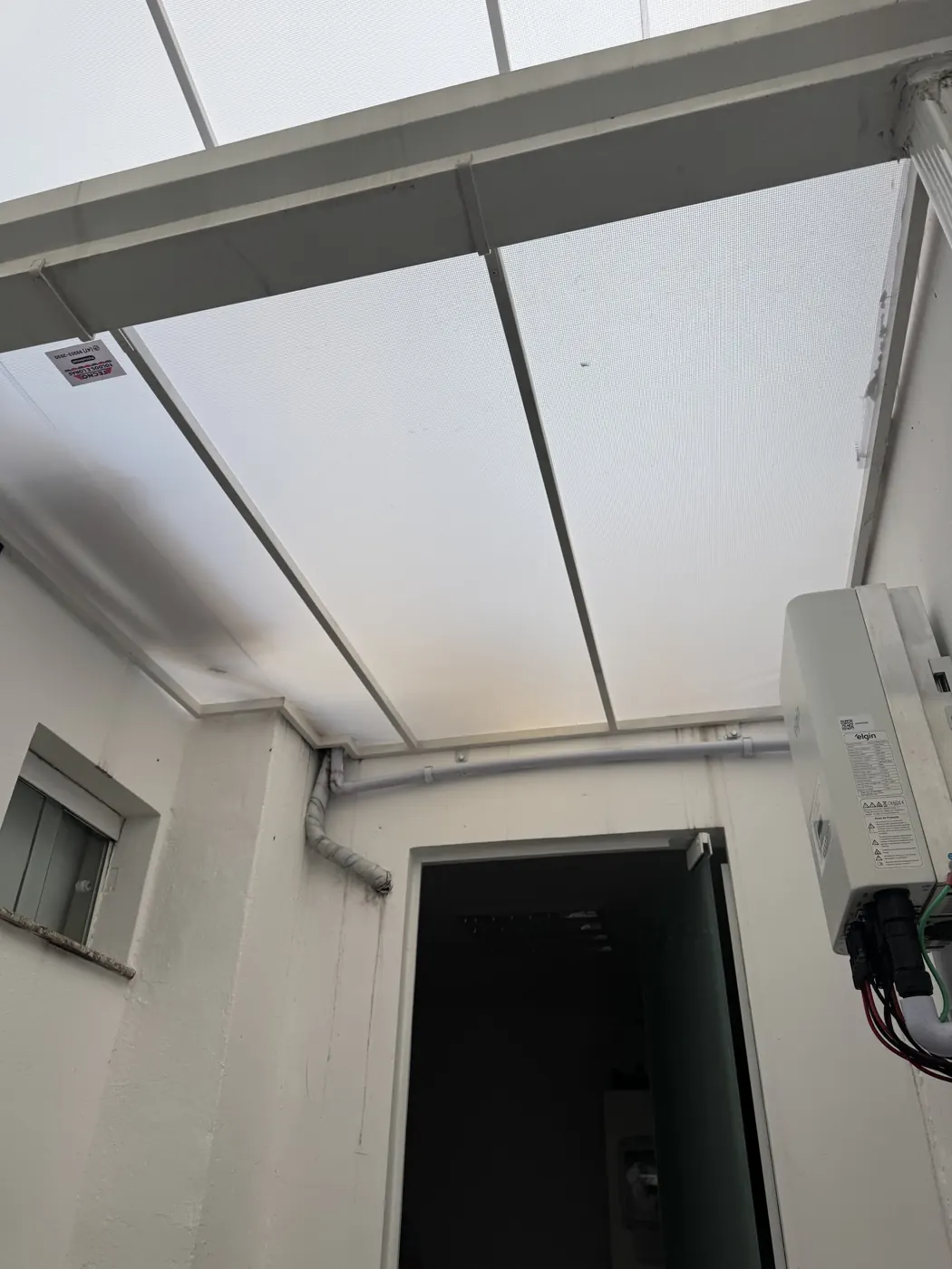 Cobertura translúcida em área de serviço, obra da Tecno Toldos e Lonas