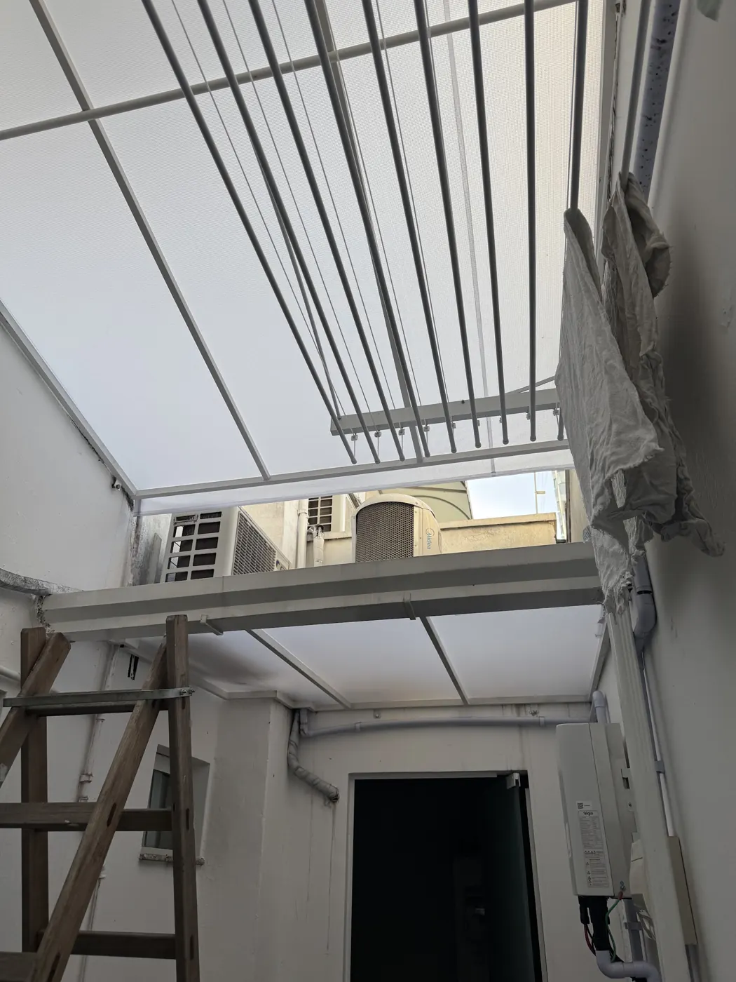 Cobertura translúcida em corredor, obra da Tecno Toldos e Lonas
