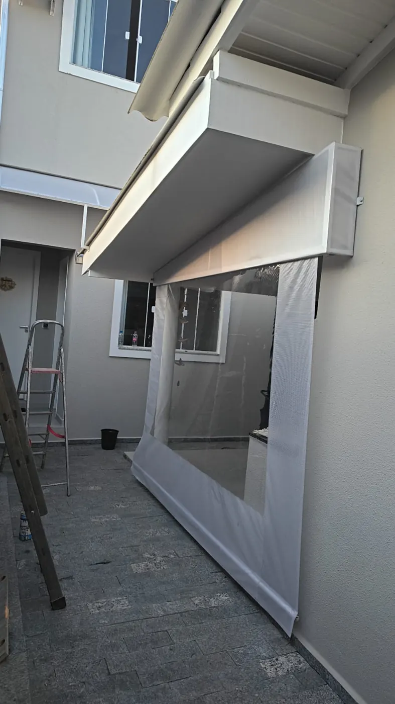 Cortina retrátil em área lateral, obra da Tecno Toldos e Lonas