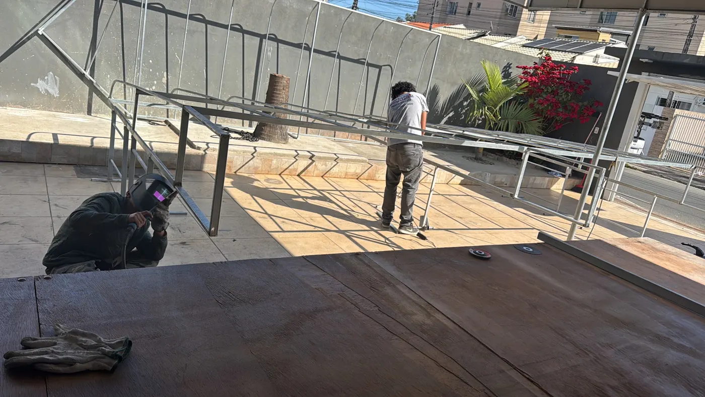 Equipe da Tecno Toldos e Lonas soldando a estrutura metálica de um toldo