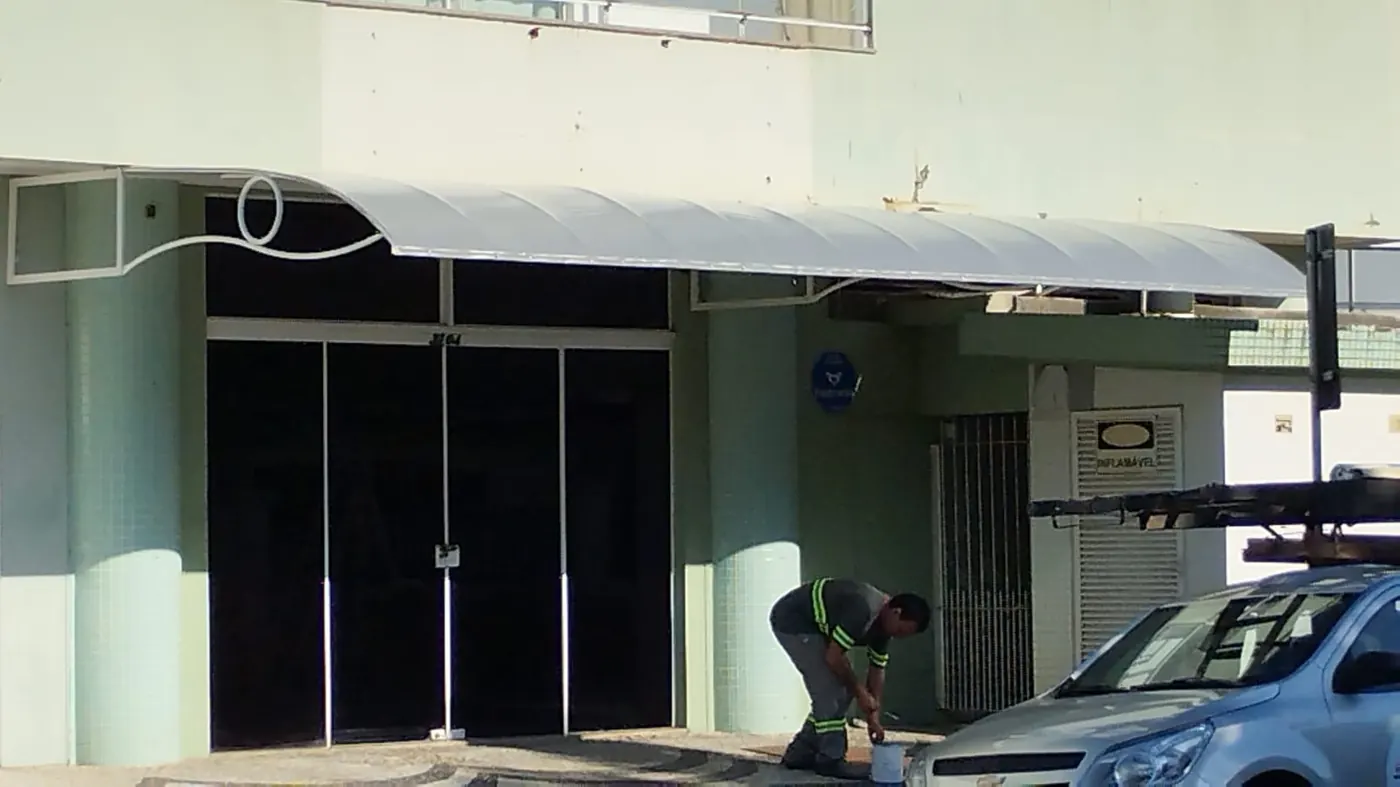 Toldo em arco em fachada comercial, obra da Tecno Toldos e Lonas