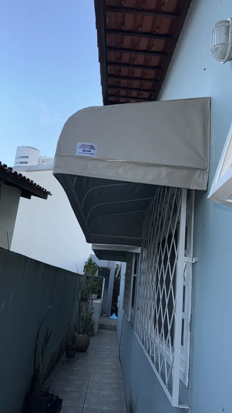 Toldo em corredor lateral, obra da Tecno Toldos e Lonas