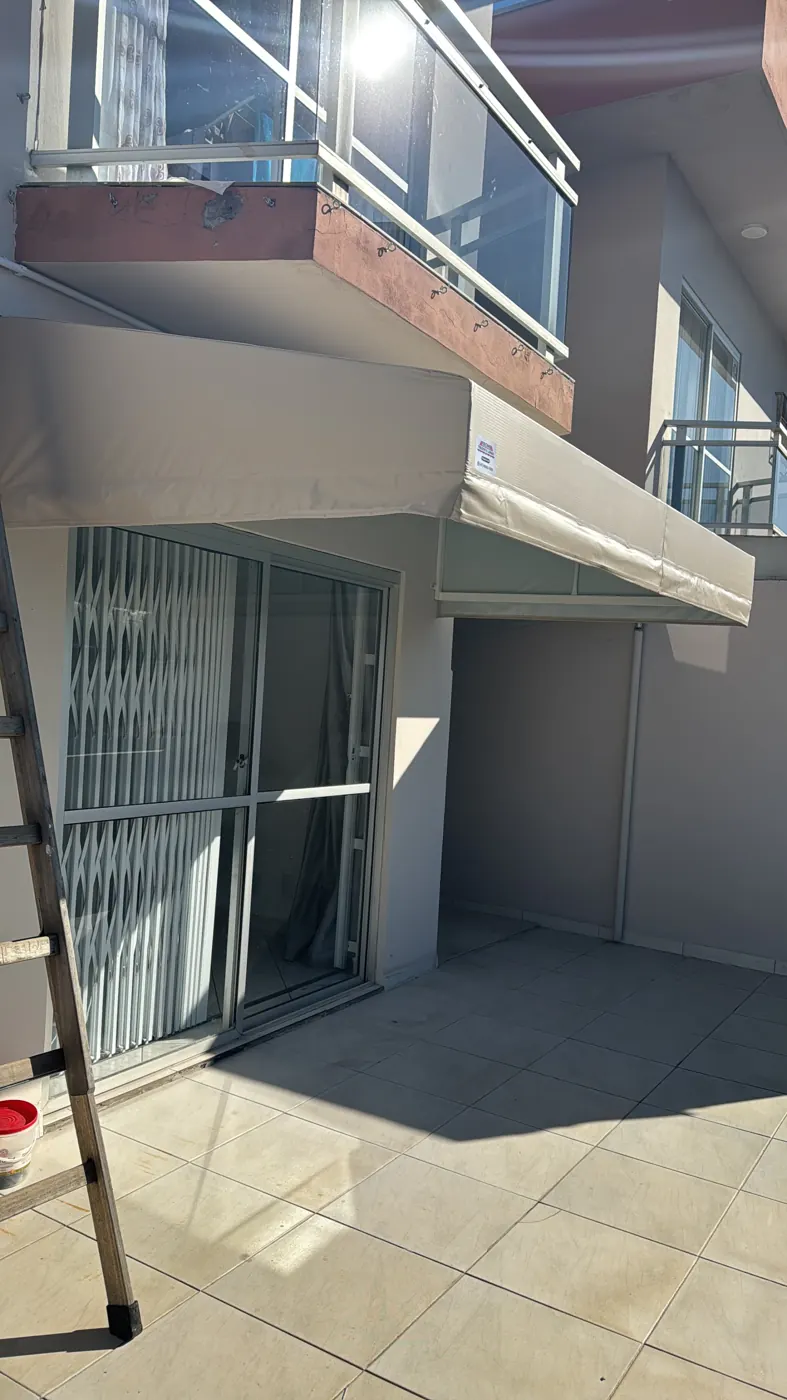 Toldo em sobrado com garagem, obra da Tecno Toldos e Lonas