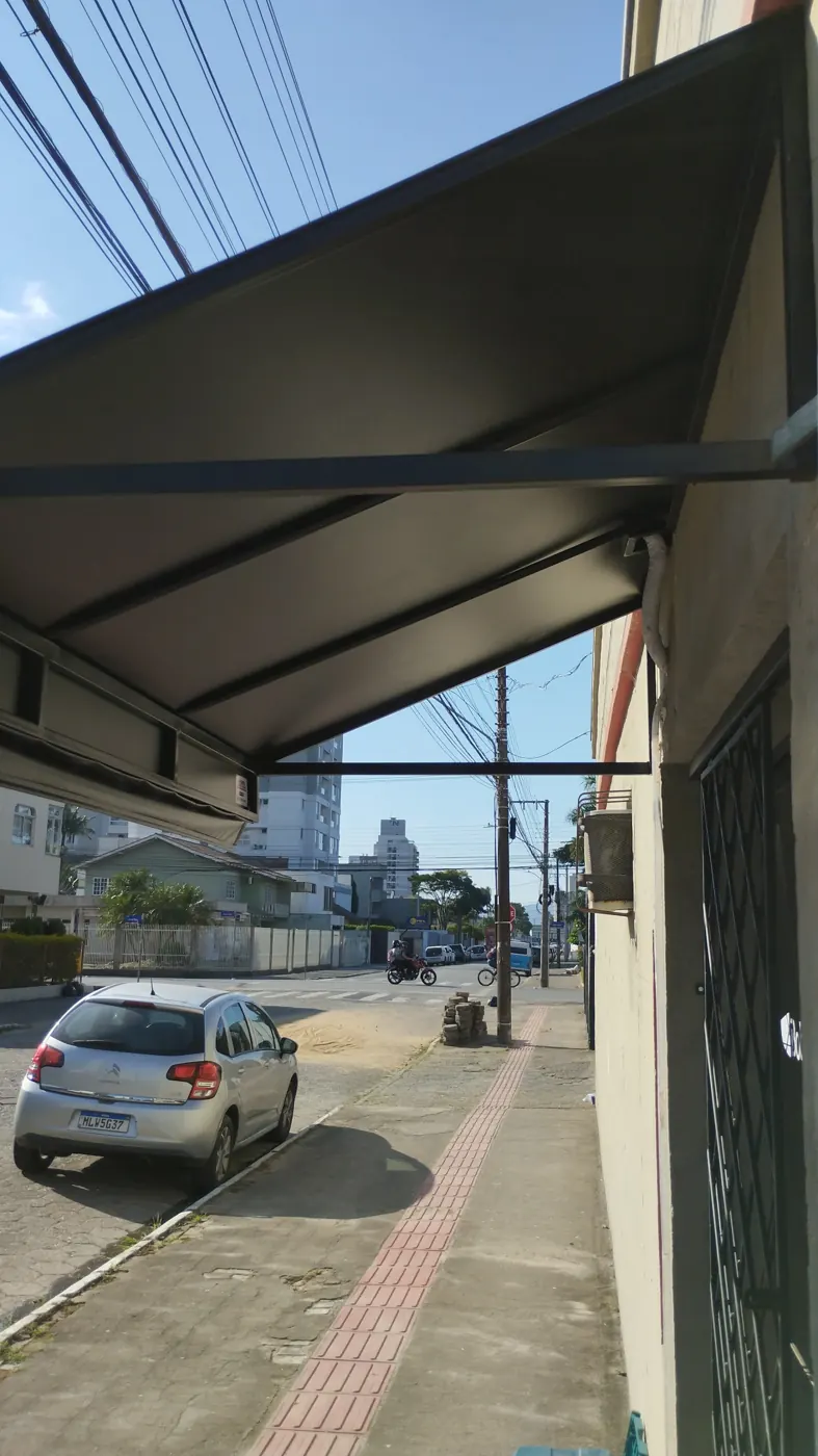 Toldo em entrada de comércio, obra da Tecno Toldos e Lonas