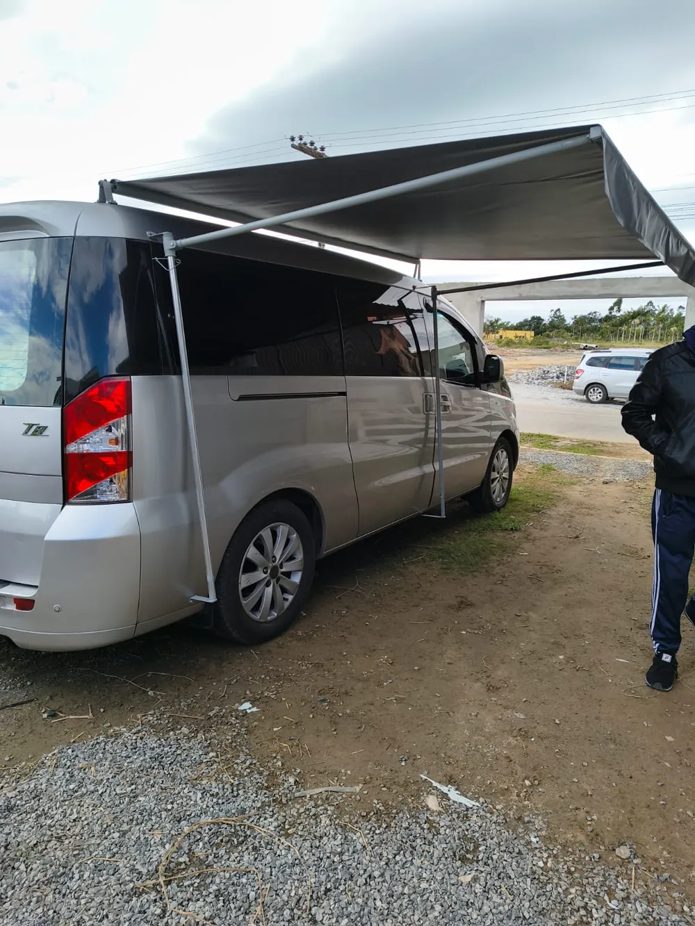 Toldo lateral para veículo, obra da Tecno Toldos e Lonas